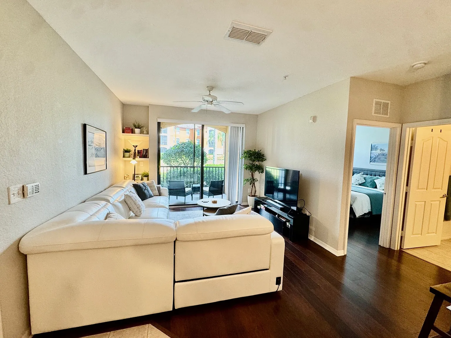 1 bed, 742 sqft, $2,000 — Photo 3