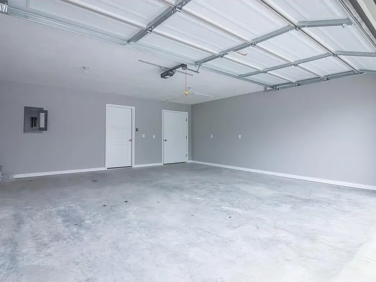 2951 E University St — Photo 17