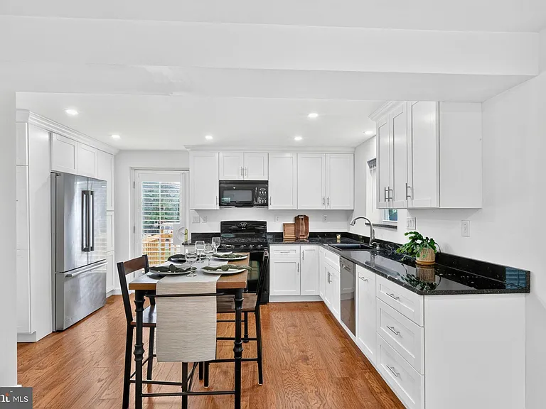 2218 Farrington Ave — Photo 10