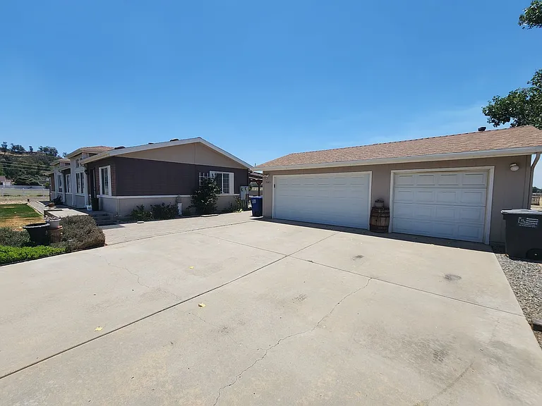 1843 Keyes Rd — Photo 3