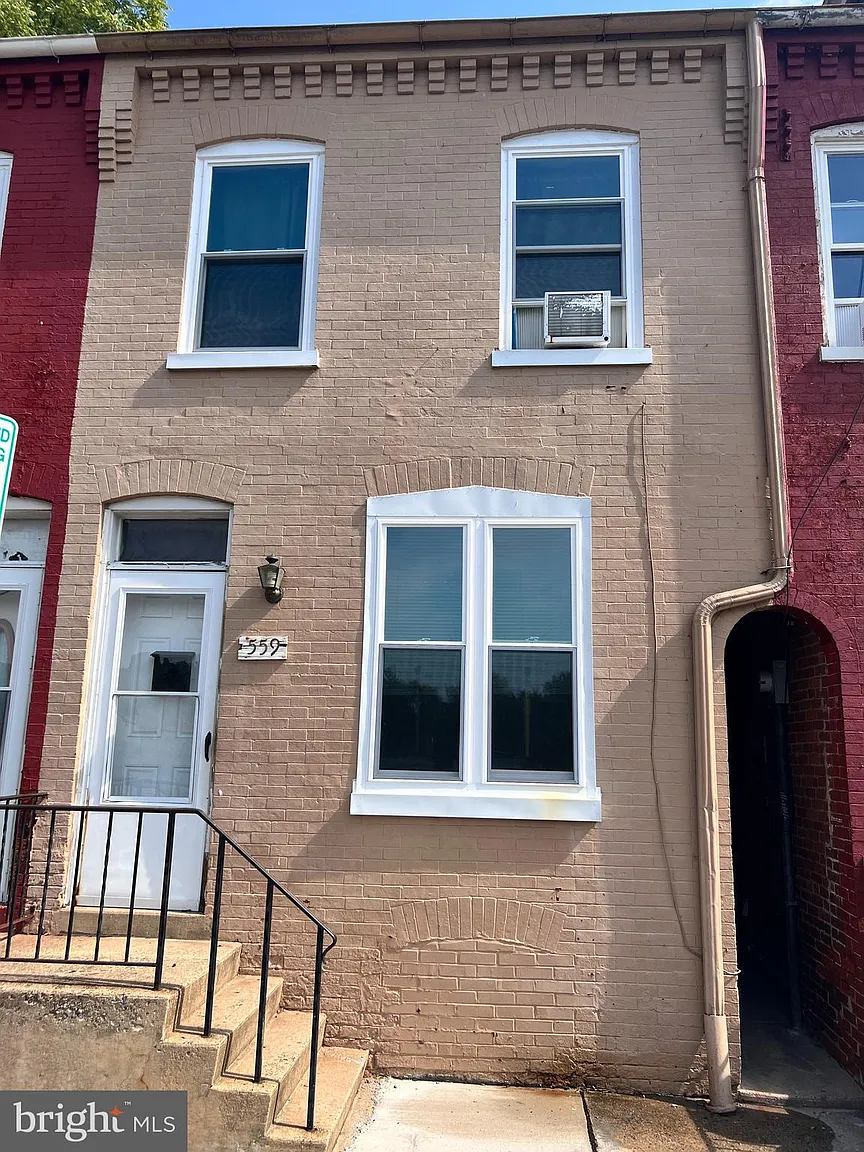 559 Rockland St photo 1