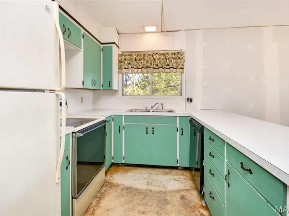 573 State Highway Y, Forsyth, MO 65653