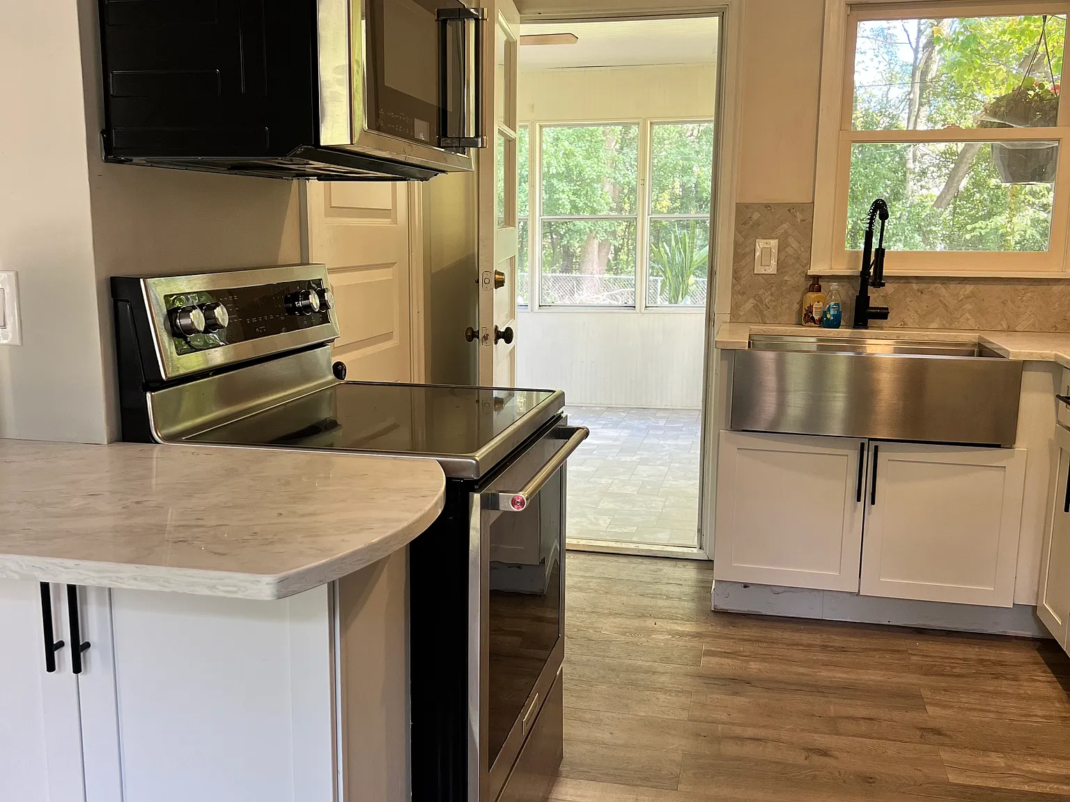 2 bed, 896 sqft, $2,448 — Photo 3