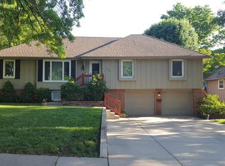 9908 W 97th Ter, Overland Park, KS 66212
