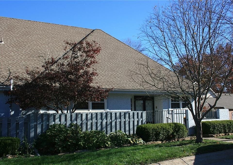 2nd image of 215 Woodbridge Ln
