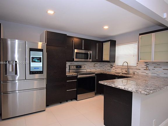 5th image of 14 Chestnut Cir