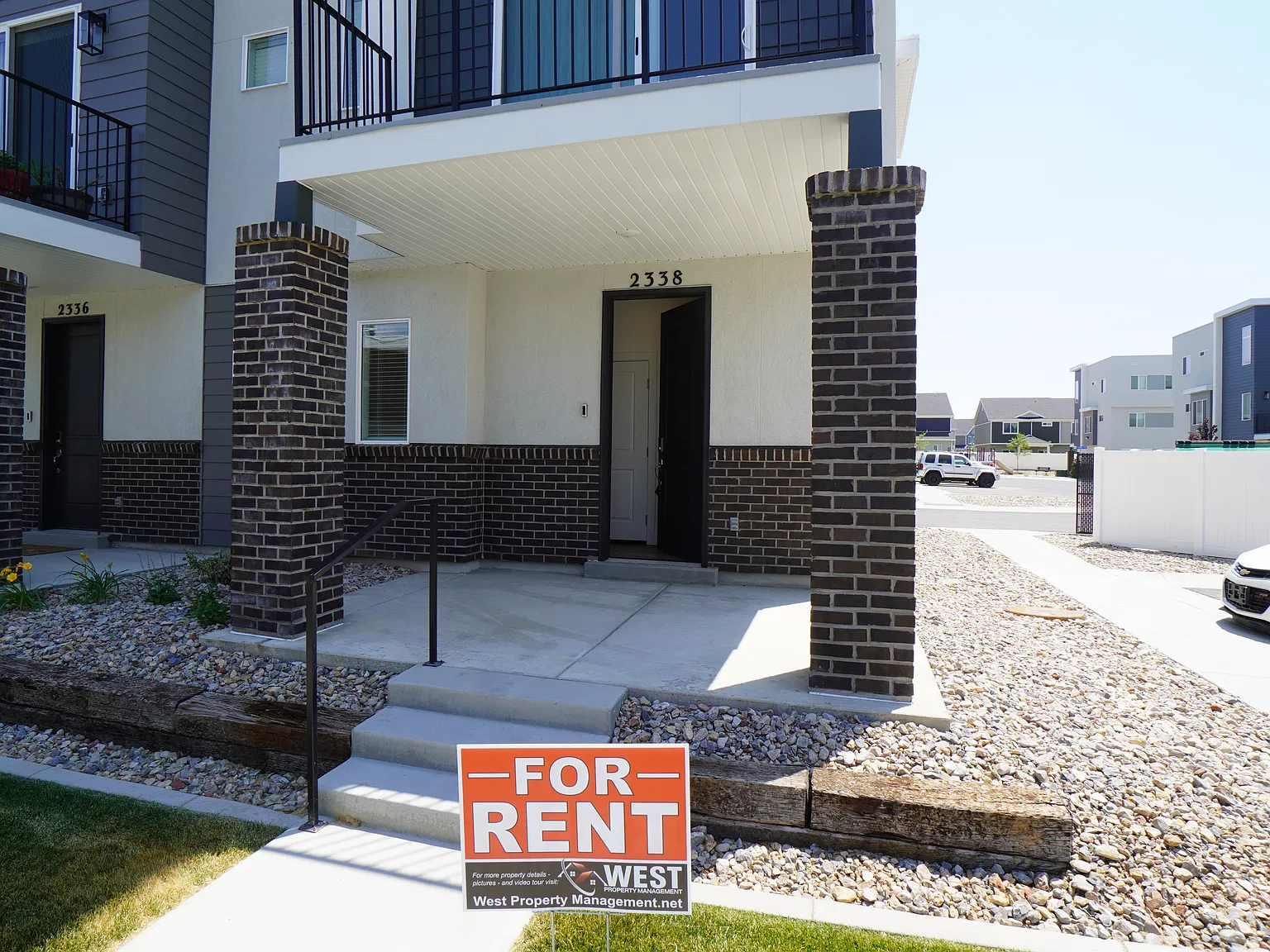 BeautifulTownhome @ 2338 West James Lane — Photo 2