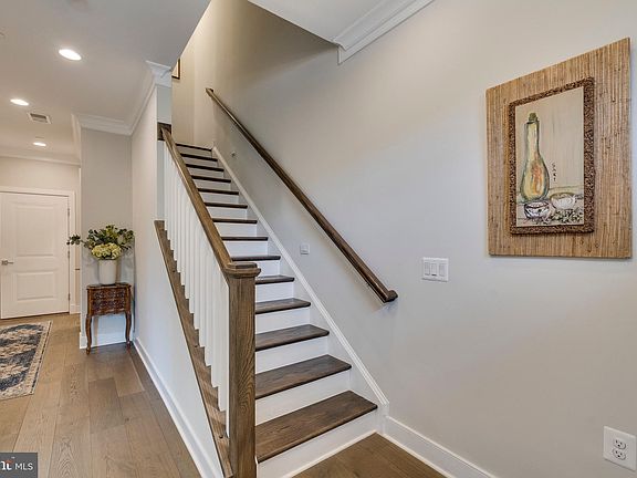 3rd image of 10294 Grosvenor Pl