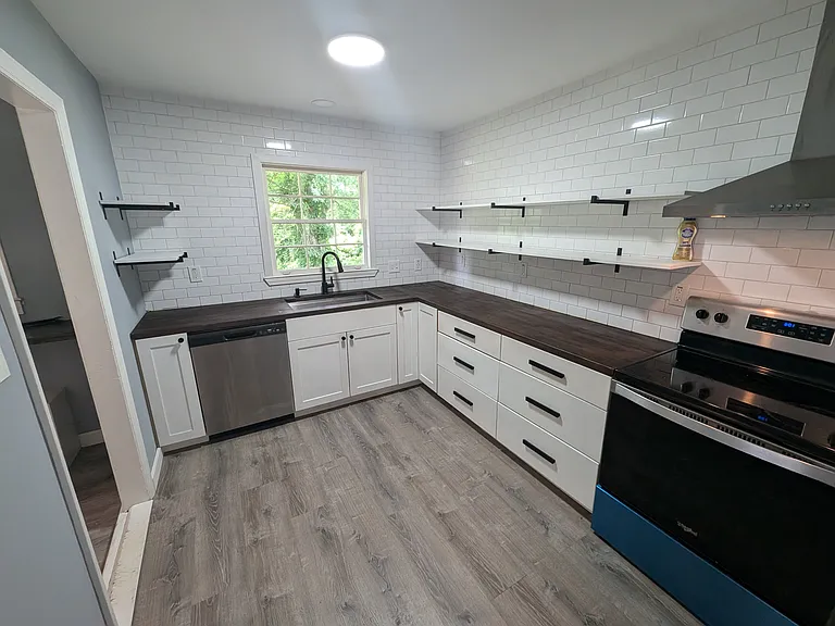 1158 Sanders Dr — Photo 3