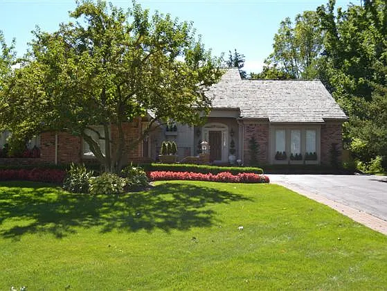 1382 Westboro Dr photo 1