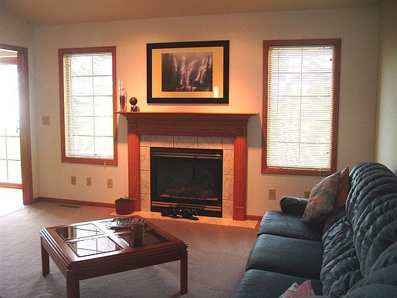 Great Rm-Vaulted Ceiling