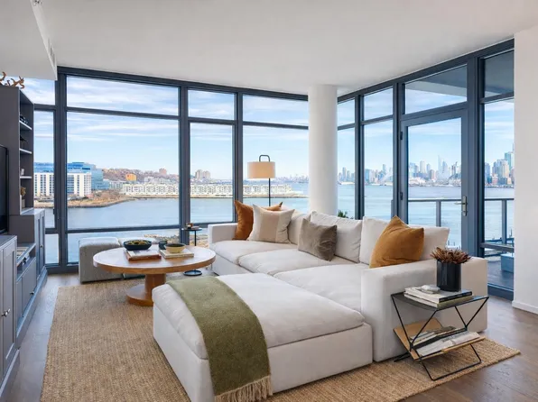 1425 Hudson Street image 1 of 27