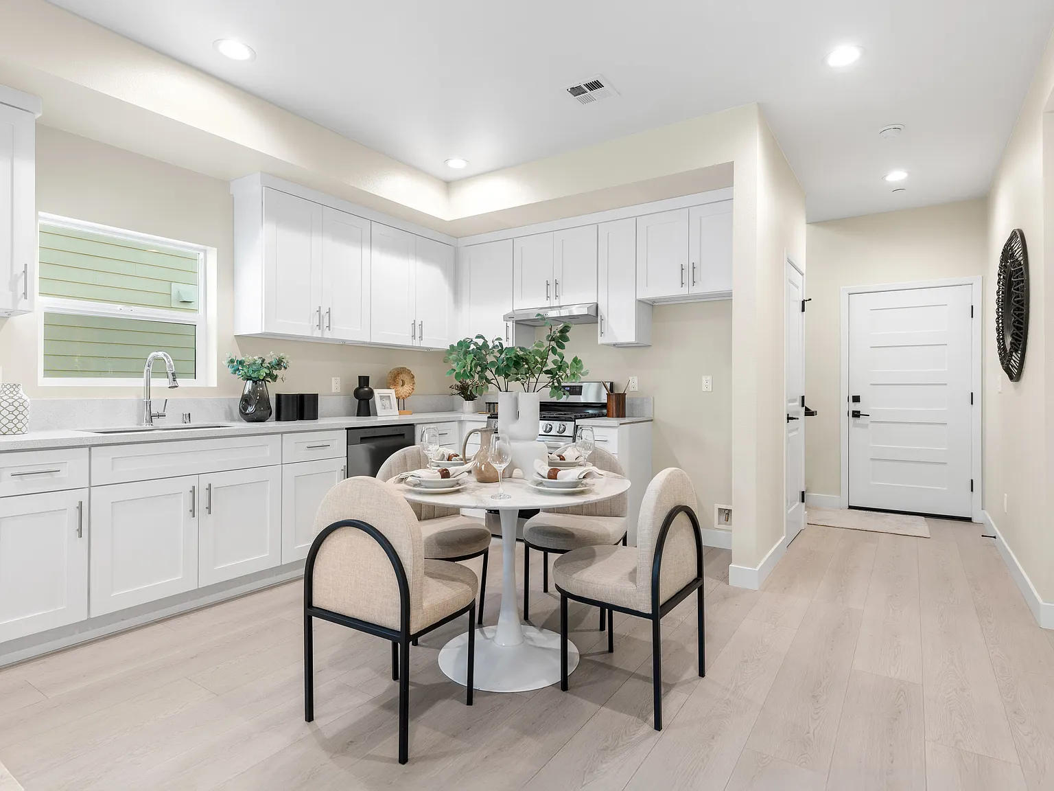 4 bed, 1689 sqft, $3,650 — Photo 4