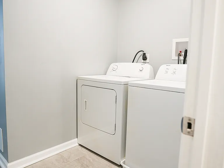 1535 W Fairmount Ave — Photo 6