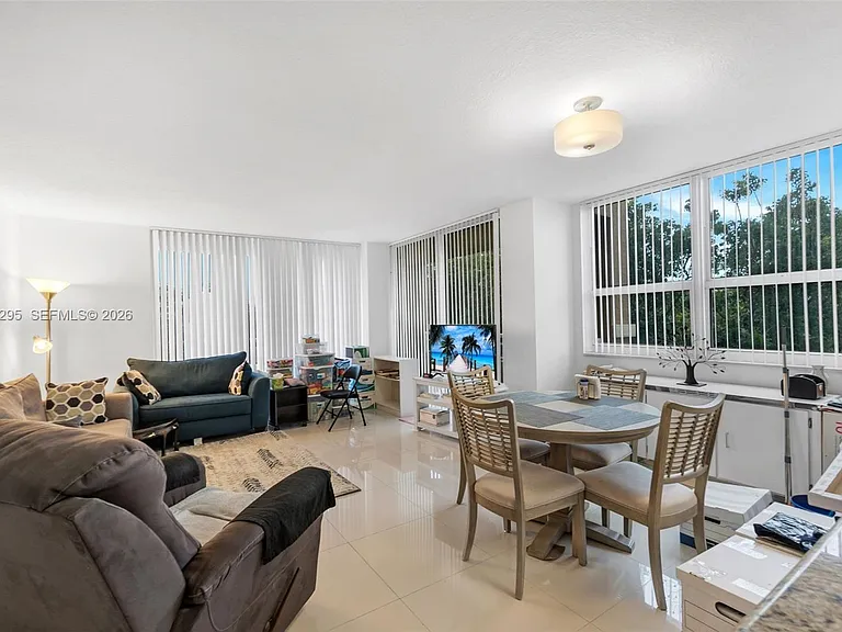 19501 W Country Club Dr #309 — Photo 4