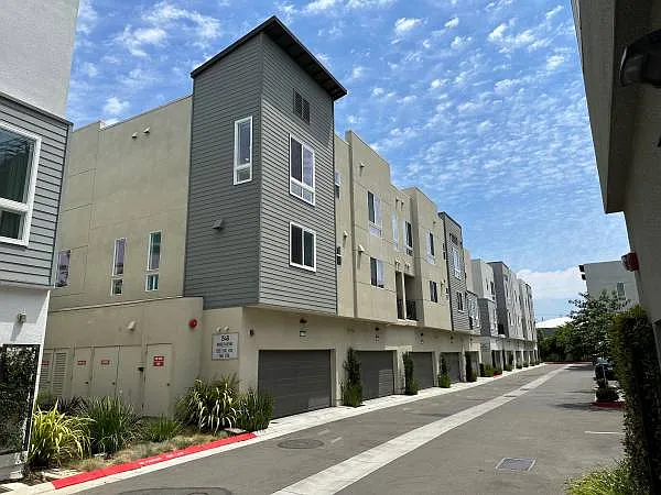 1556 Wright Ave — Photo 3