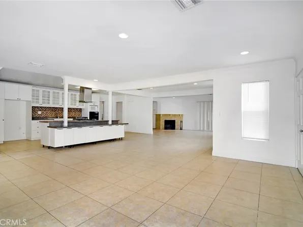 19324 Victory Blvd, Reseda, CA 91335