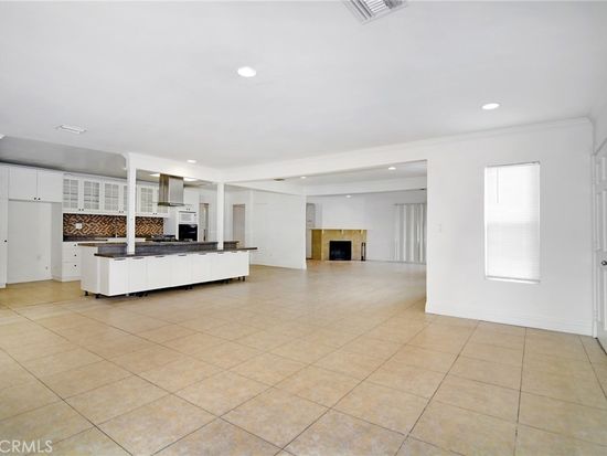 19324 Victory Blvd, Reseda, CA 91335