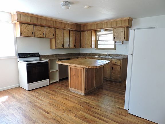 5th image of 912 E 2nd St