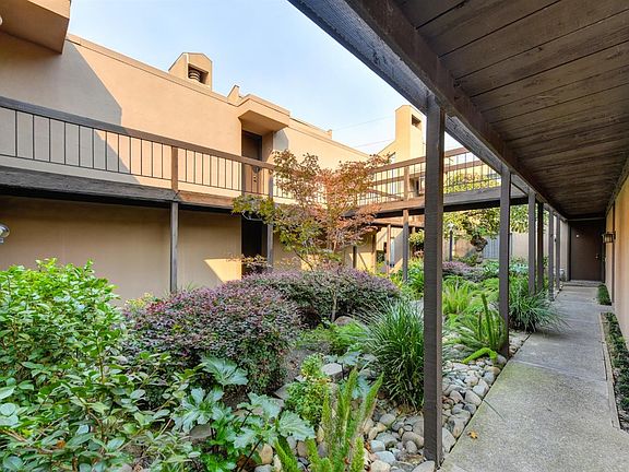 3rd image of 734 Woodside Ln E APT 11