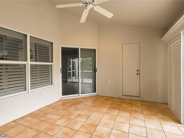 22203 Seashore Cir — Photo 37
