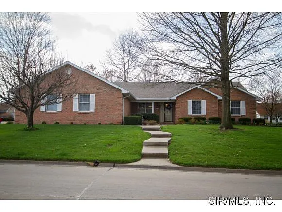 301 Lake Forest Dr photo 1