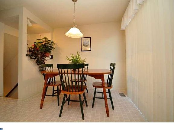 5th image of 22 N Merriment Dr