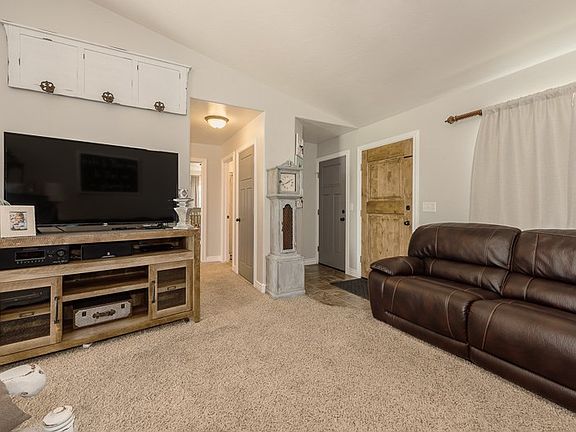 5th image of 3060 E Larson Dr