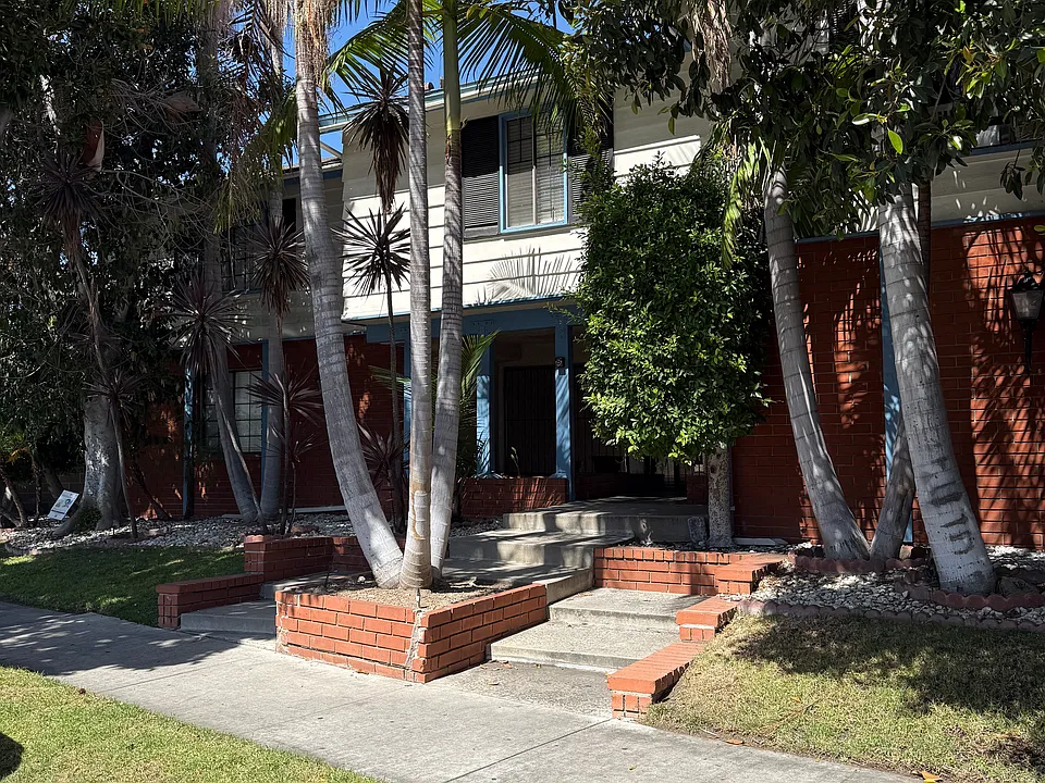 1435 E Wilson Ave #211