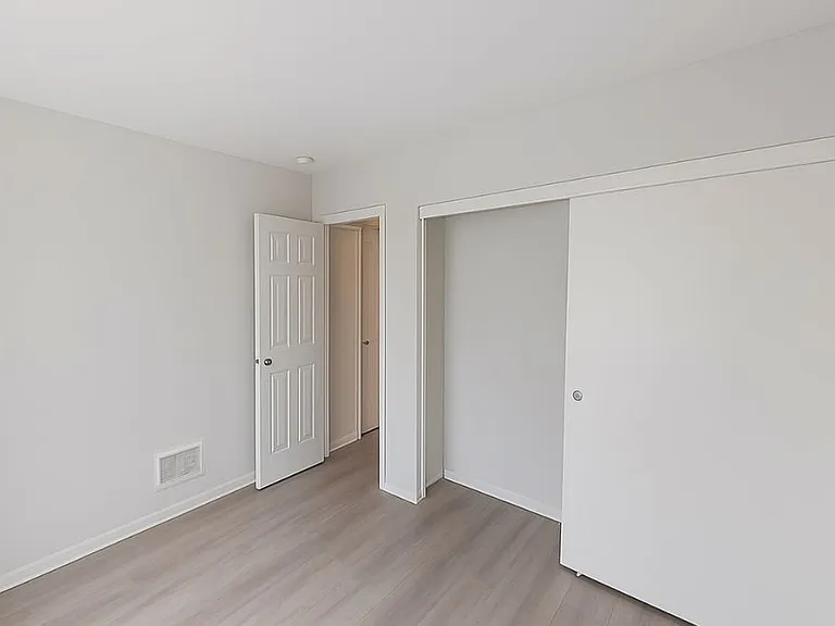 Regina Apartments — Photo 27