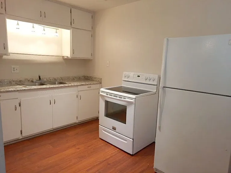 560 Estancia Dr NW — Photo 3