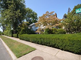 41 Allenwood Rd, Great Neck, NY 11023