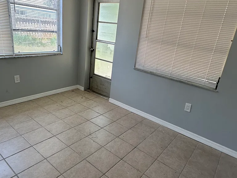 4 walk-through room