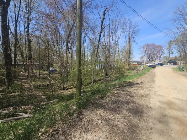 W Lakeshore Dr, Dowagiac, MI 49047