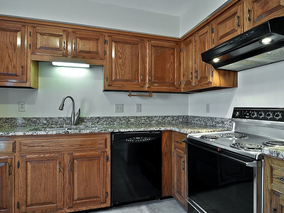 Fabulous kit. w/ Granite counters, undermount sink & designer faucet!