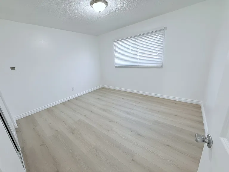 1139 Gardenia Ave #10 — Photo 5