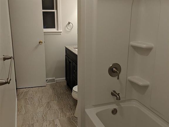 5th image of 9 Margaret Dr