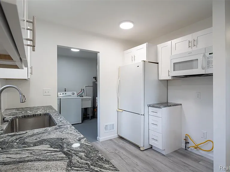 8095 Syracuse St — Photo 13