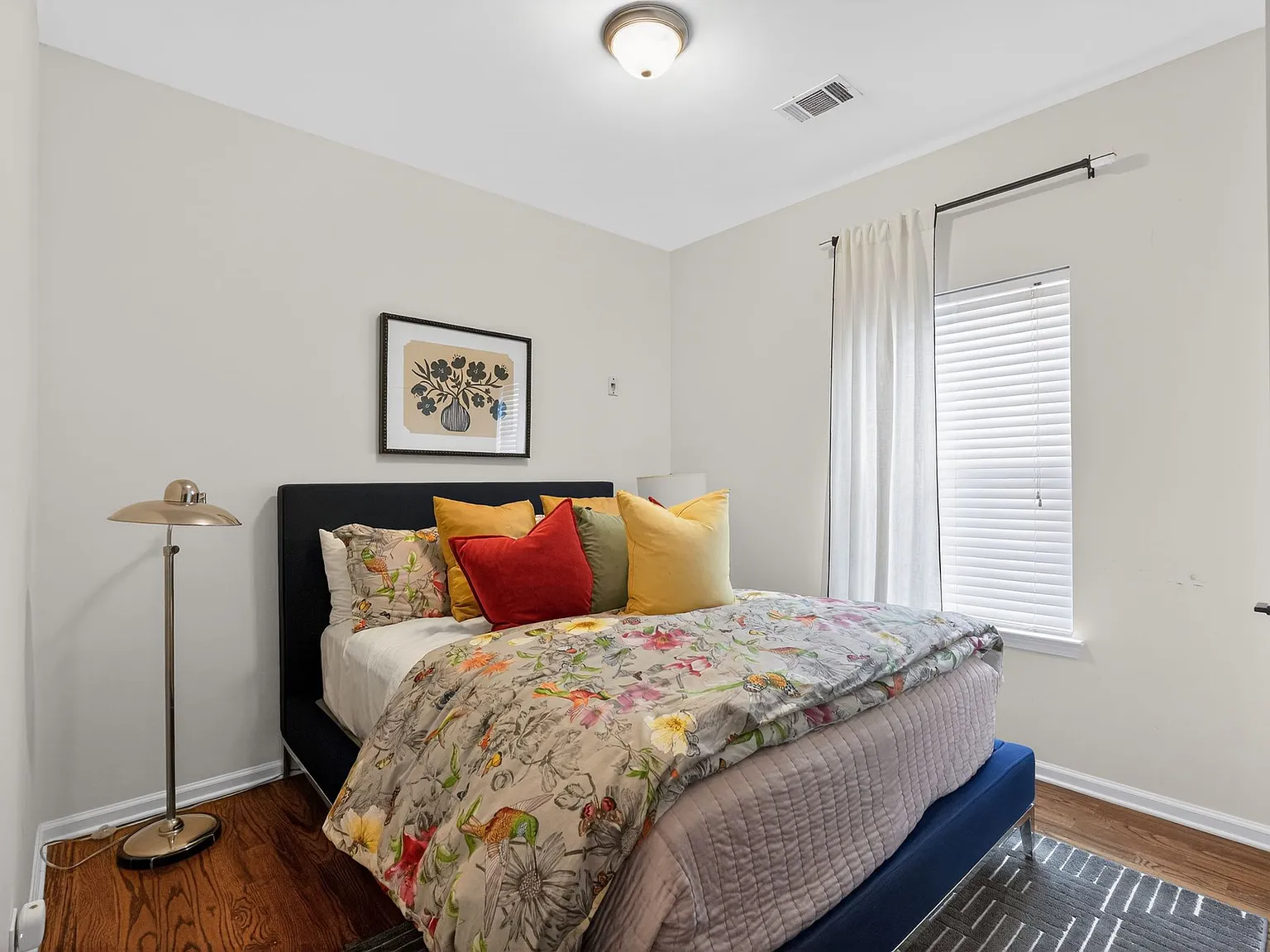 3 bed, 2500 sqft, $950 — Photo 1