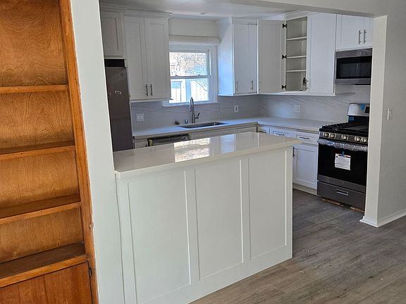 5th image of 3387 Moore St