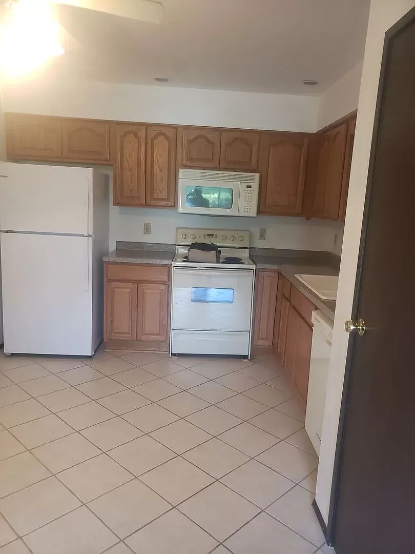 2 bed, 900 sqft, $1,100 — Photo 2