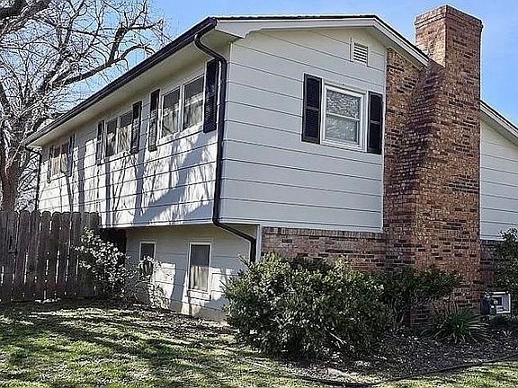 5th image of 2611 S Laura Ave