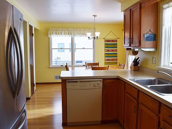 Bright, sunny eat-in kitchen