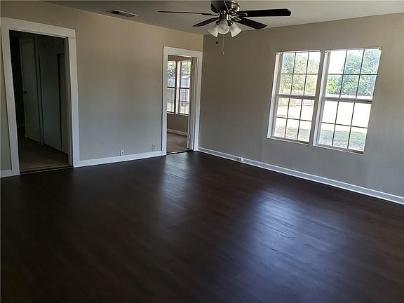 3rd image of 806 W Chambers St