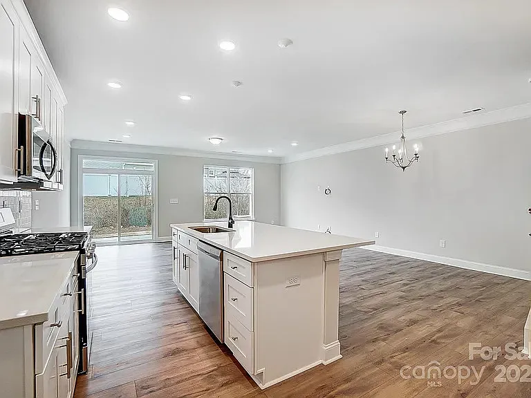 Dishwasher, quartz marble island with large sink