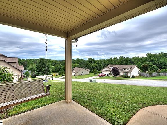 3rd image of 20 Hawkcrest Ct