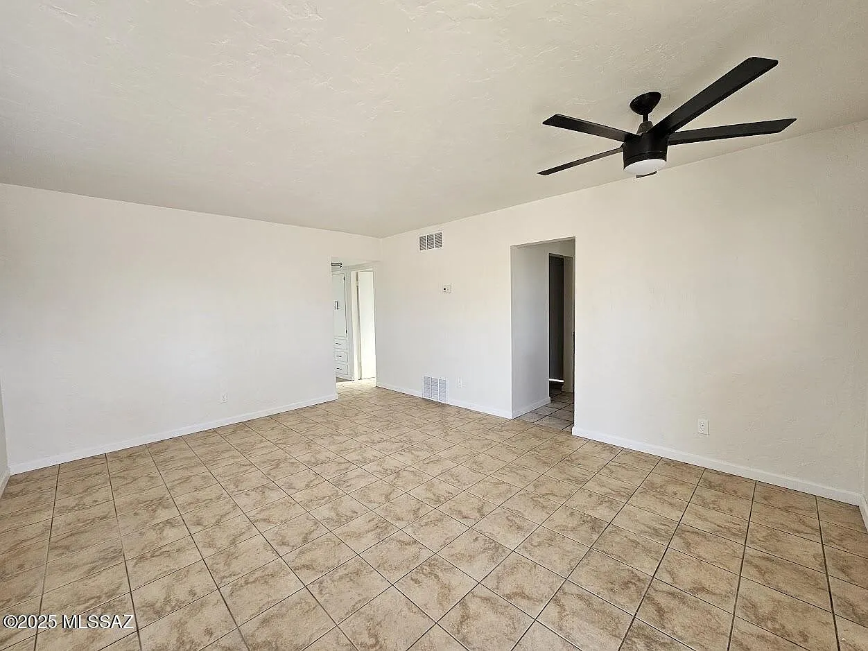 2 bed, 1.0 bath, 744 sqft, $1,300 — Photo 3