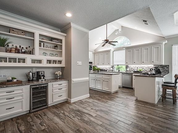 2nd image of 5811 Valley Fair Dr
