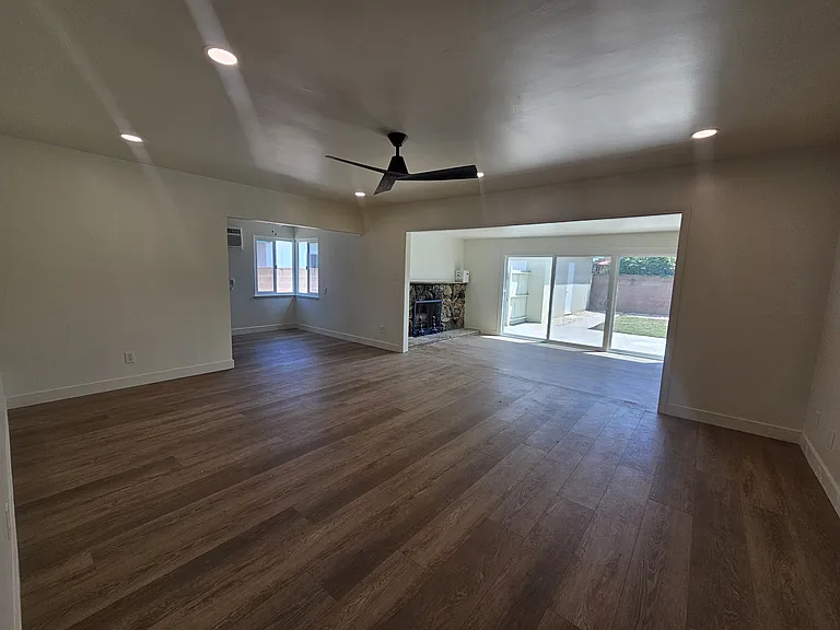 8552 Devenir Ave — Photo 6