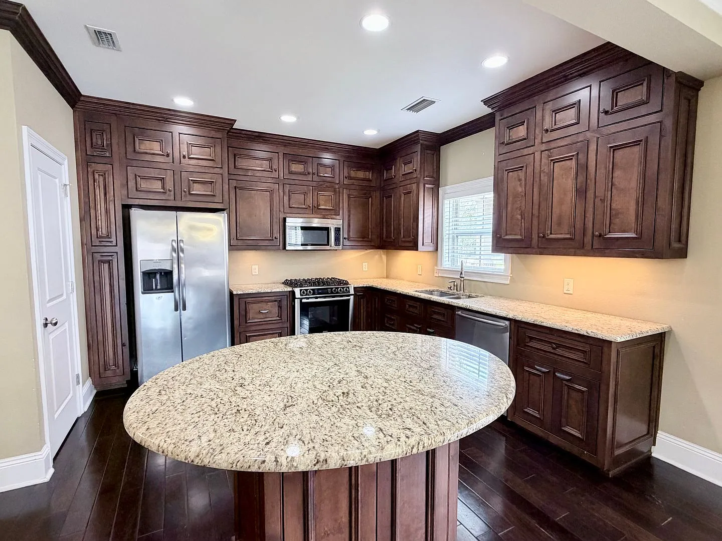 Spacious 4-Bedroom Home - Ashley Plantation — Photo 3